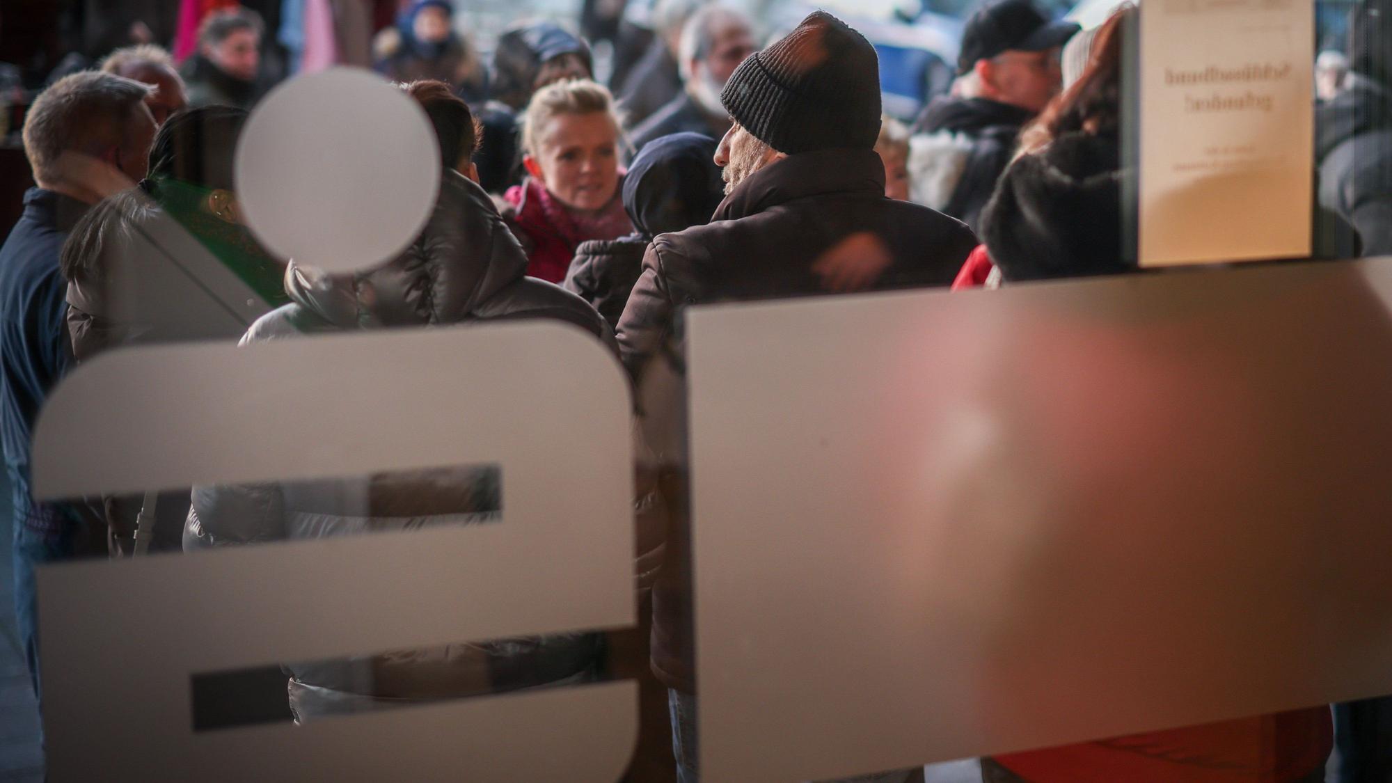 Nach dem Einbruch in den Tresorraum einer Bank stehen am Morgen Kunden vor der Sparkassenfiliale Buer und warten auf die Öffnung.