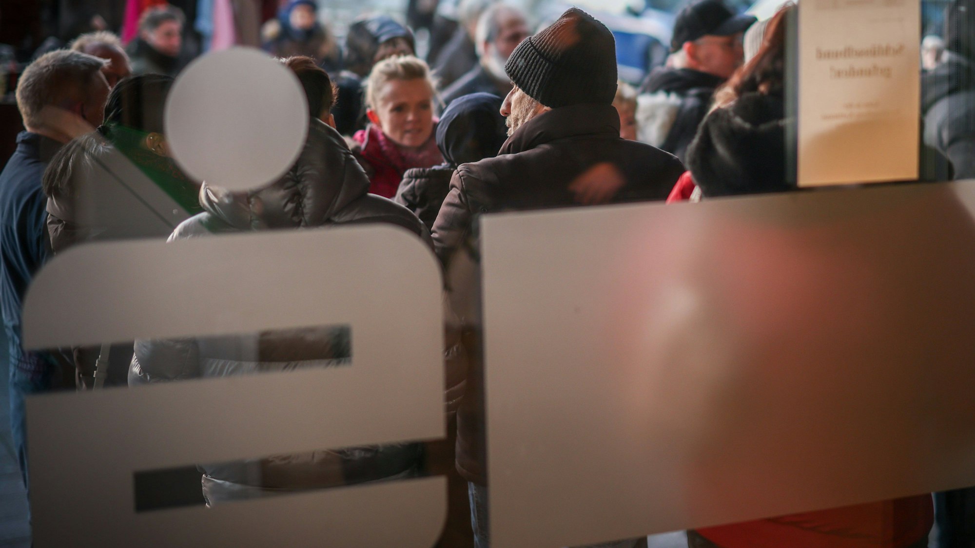 Nach dem Einbruch in den Tresorraum einer Bank stehen am Morgen Kunden vor der Sparkassenfiliale Buer und warten auf die Öffnung.