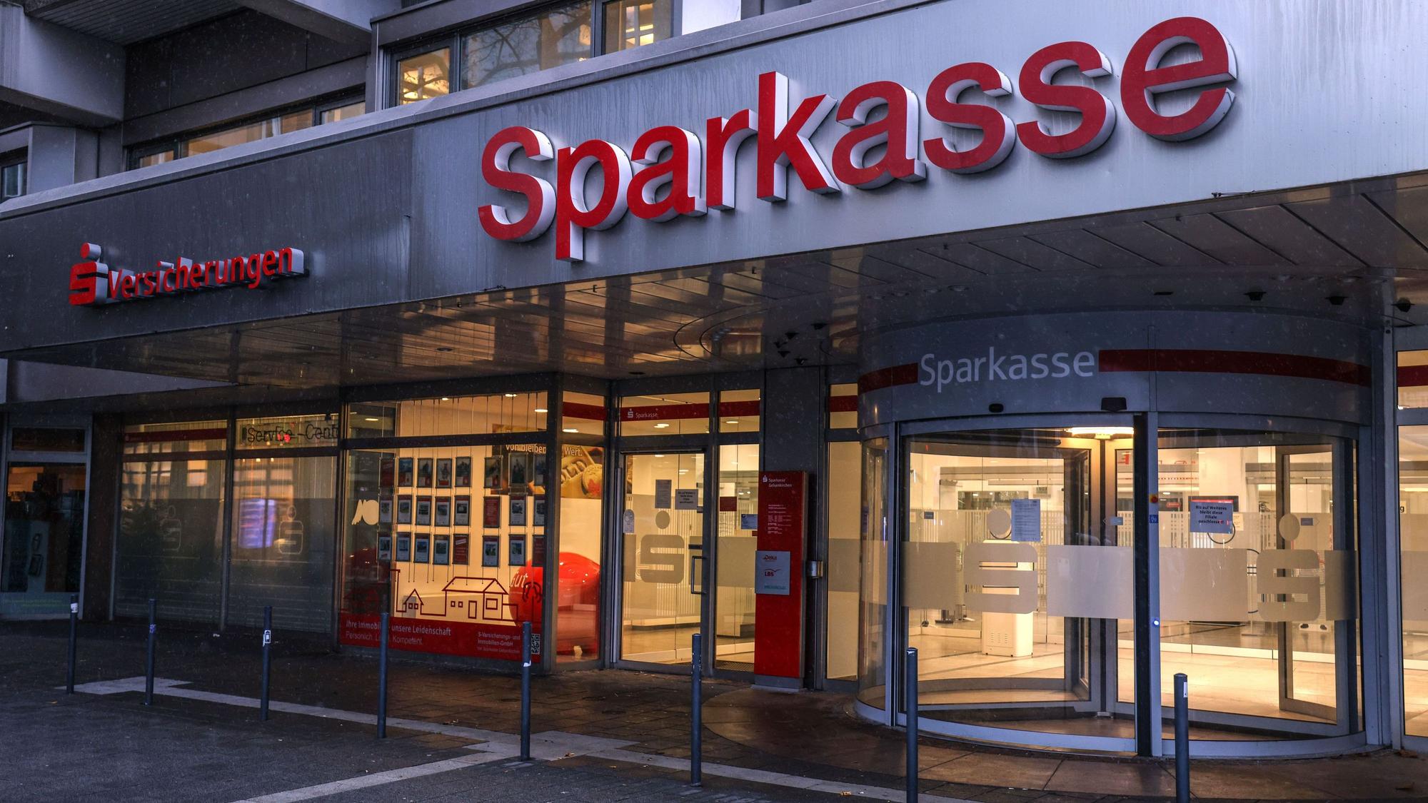 Die Filiale der Sparkasse Gelsenkirchen im Stadtteil Buer. Nach dem Tresor-Coup in Gelsenkirchen sucht die Polizei nach den Tätern – bislang aber ohne großen Durchbruch. Die Sparkasse bleibt vorerst geschlossen.