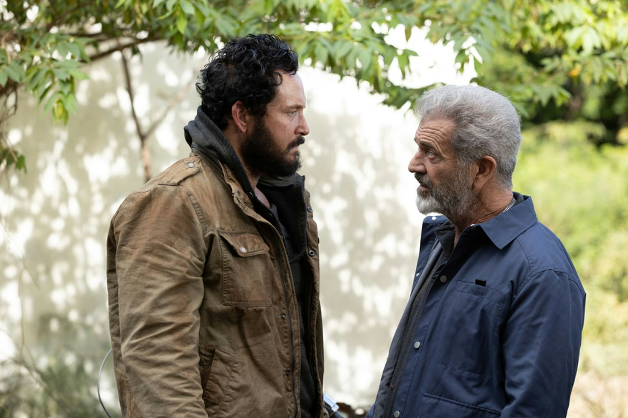 Kein Highlight in seiner Karriere: In „Panama - The Revolution is Heating Up“ spielt Mel Gibson (rechts) einen Ex-Kommandeur, den früheren Marinesoldaten Becker (Cole Hauser) mit einem besonderen Auftrag überrascht. (Bild: EuroVideo)