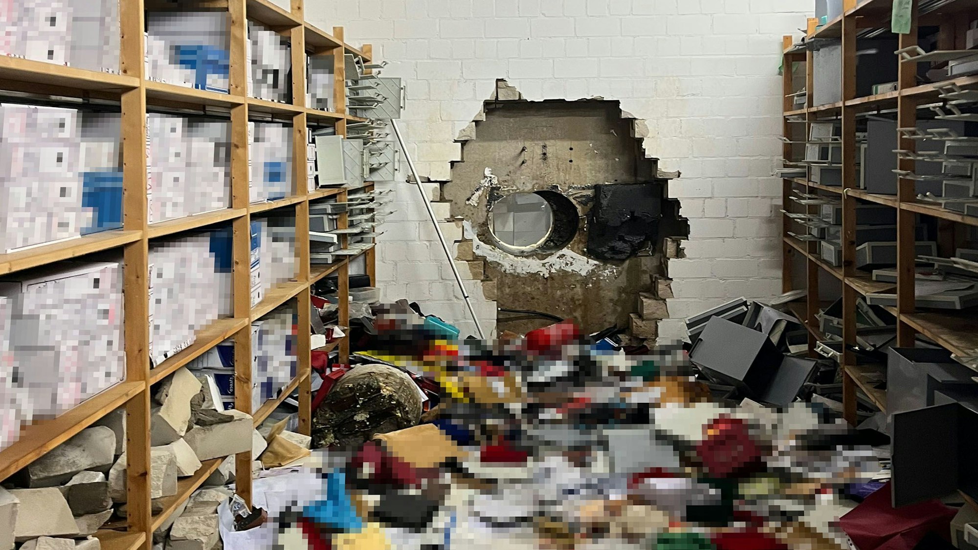 Ein großes Loch ist in der Wand des Tresorraums einer Sparkasse zu sehen. Einbrecher haben sich mit Hilfe eines großen Bohrers Zugang zum Tresorraum verschafft. Dort durchsuchten sie die Wertschließfächer.