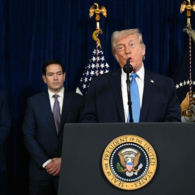 US-Präsident Donald Trump bei einer Pressekonferenz am Samstag (3. Januar) in Mar-a-Lago. Im Hintergrund sind US-Außenminister Marco Rubio (l.) und Verteidigungsminister Pete Hegseth zu sehen.