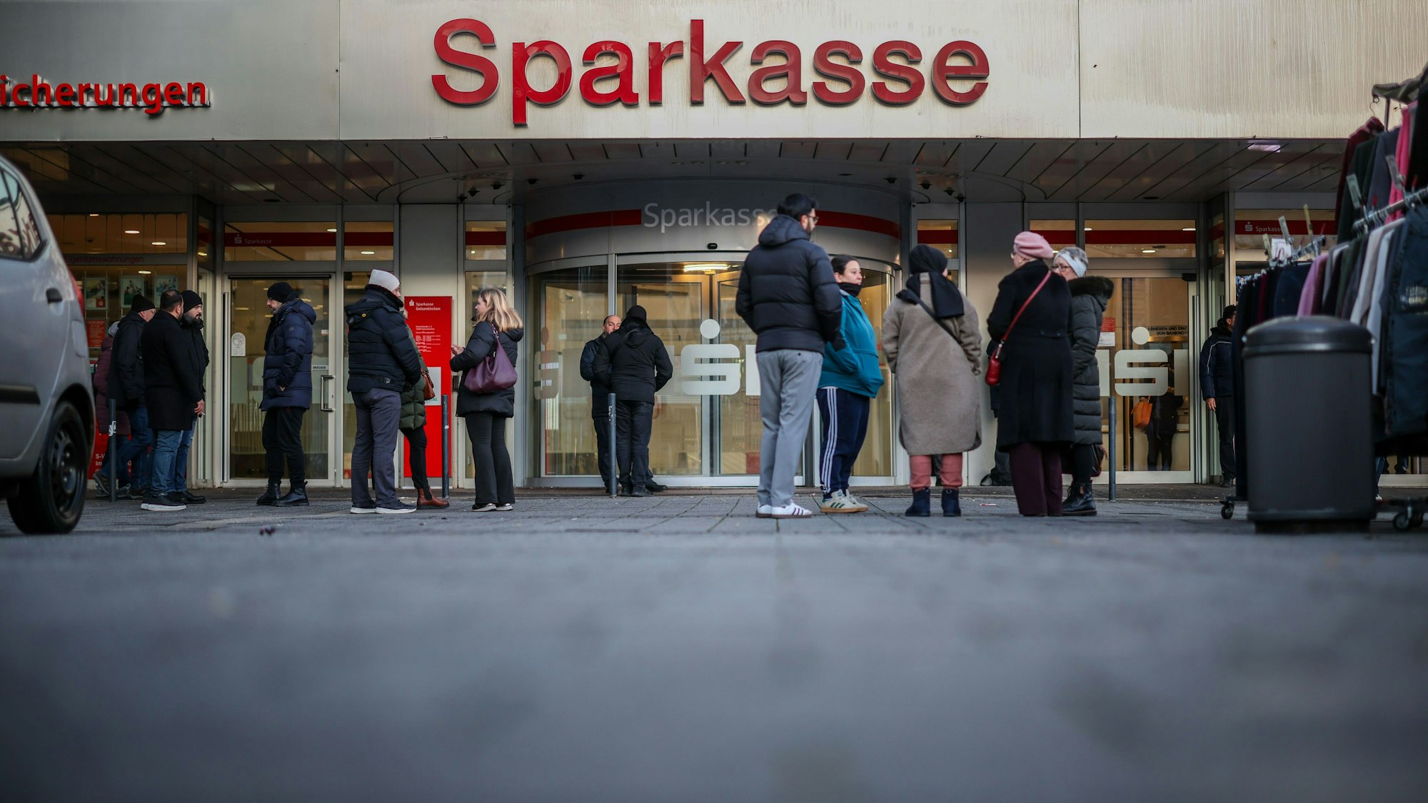 Die Filiale der Sparkasse Gelsenkirchen im Stadtteil Buer. Nach dem Tresor-Coup in Gelsenkirchen sucht die Polizei nach den Tätern – bislang aber ohne großen Durchbruch. Die Sparkasse bleibt vorerst geschlossen.