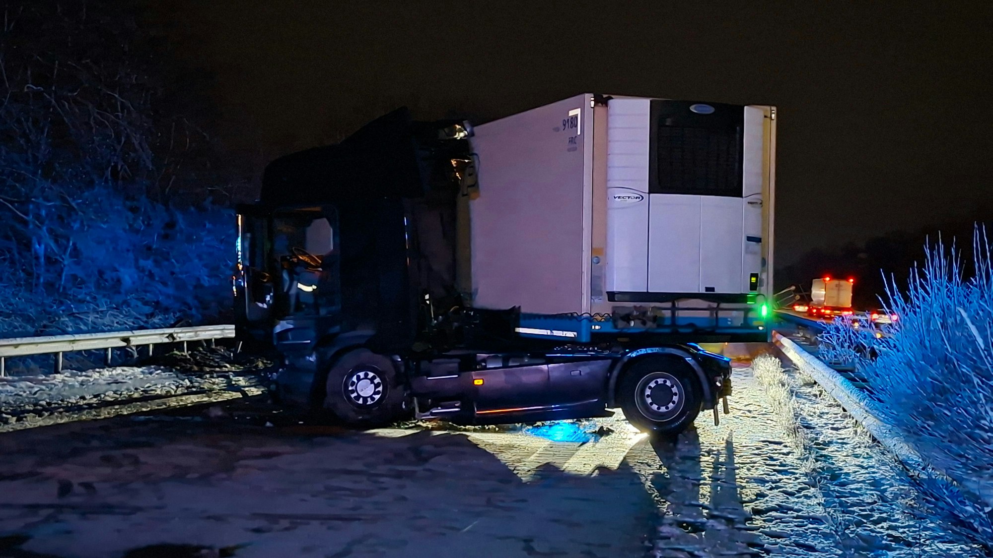 Niedersachsen, Groß Ippener: Ein Lastwagen blockiert die Autobahn 1 (A1) bei glatter Fahrbahn am 3. Januar 2026.
