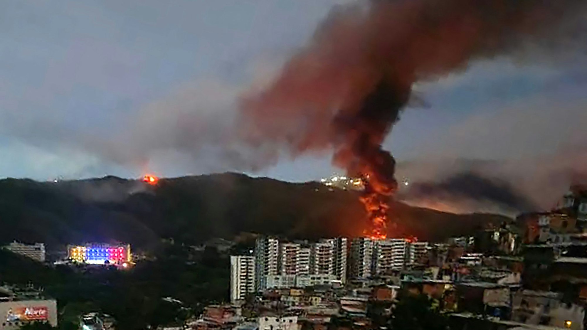 Brand in Fuerte Tiuna, Venezuelas größtem Militärkomplex, nach einer Reihe von Explosionen in Caracas am 3. Januar 2026