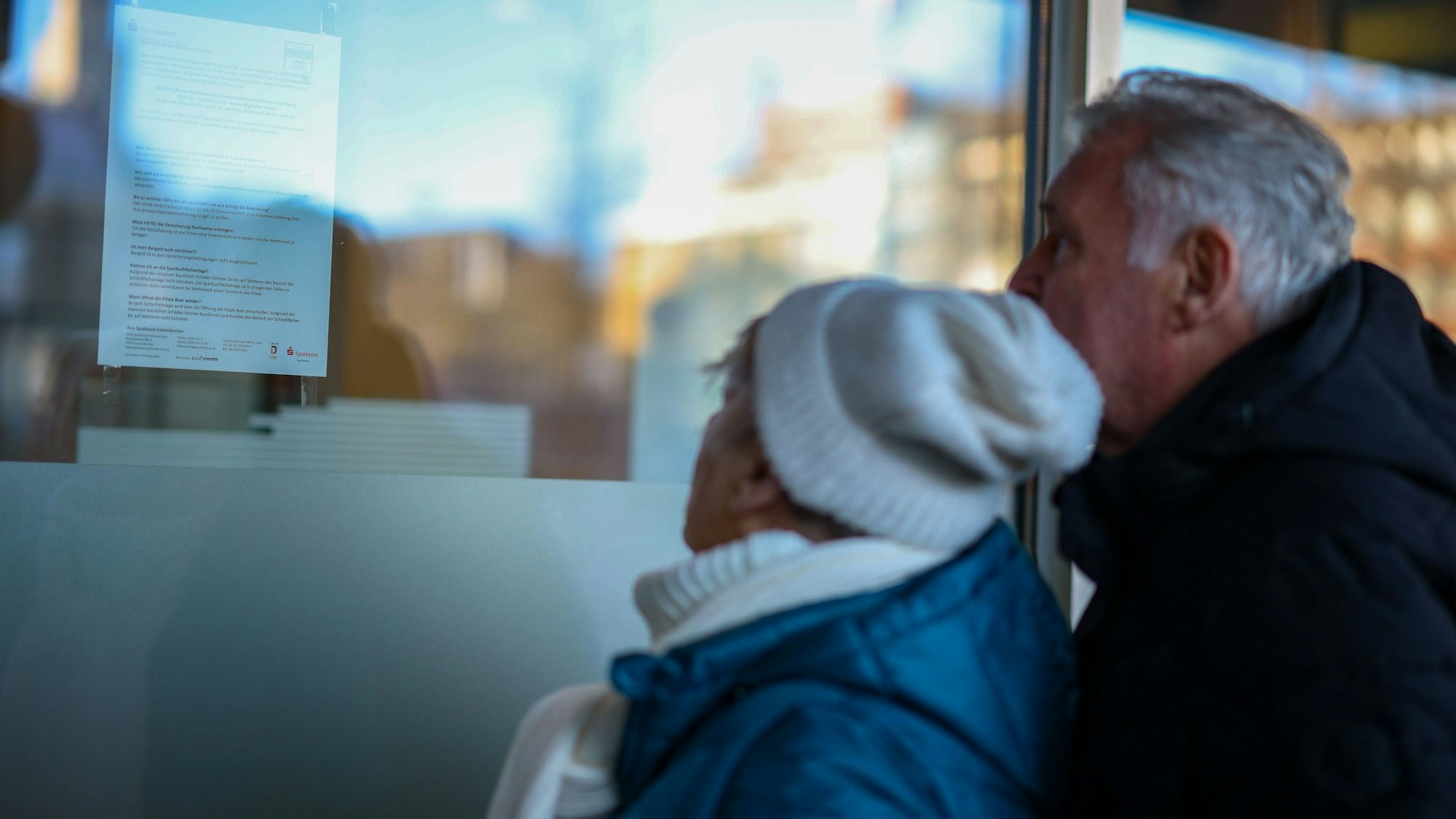 Ein Hinweiszettel der Sparkasse Gelsenkirchen hängt zur Information der Kunden an einem Schaufenster der Filiale im Stadtteil Buer.