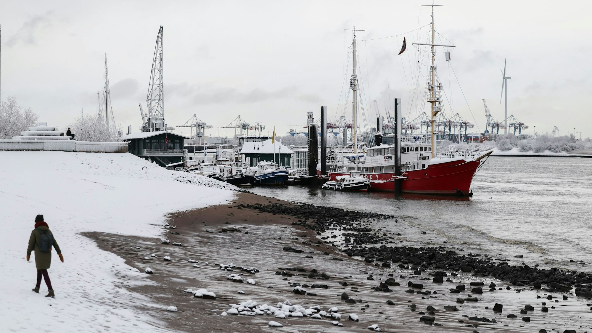 Schnee am Elbstrand von Hamburg-Övelgönne am 3. Januar 2026