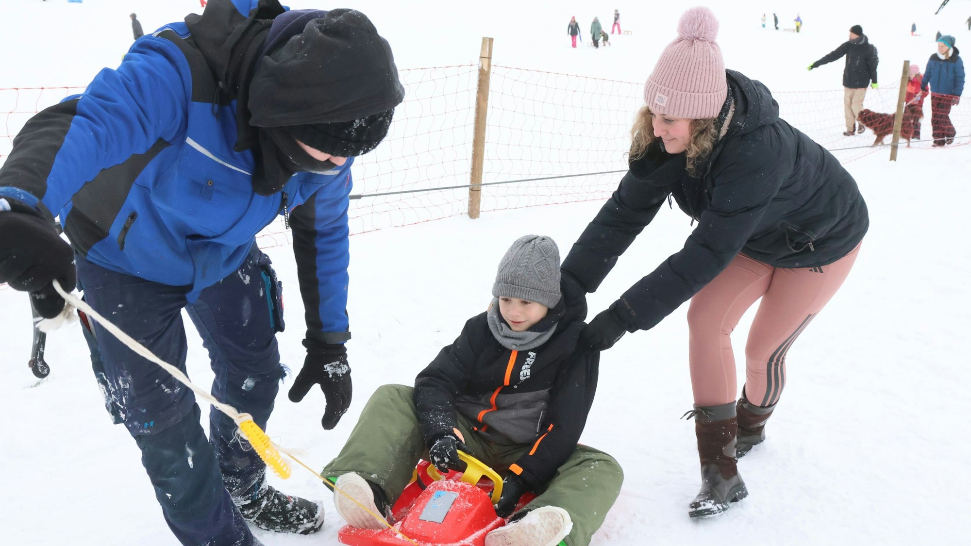 Louisa Reuber und Jona Dresbach helfen beim Aussteigen.