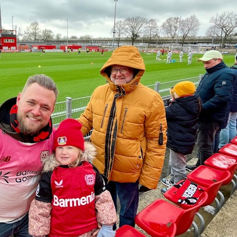Fans beim öffentlichen Training von Bayer 04.