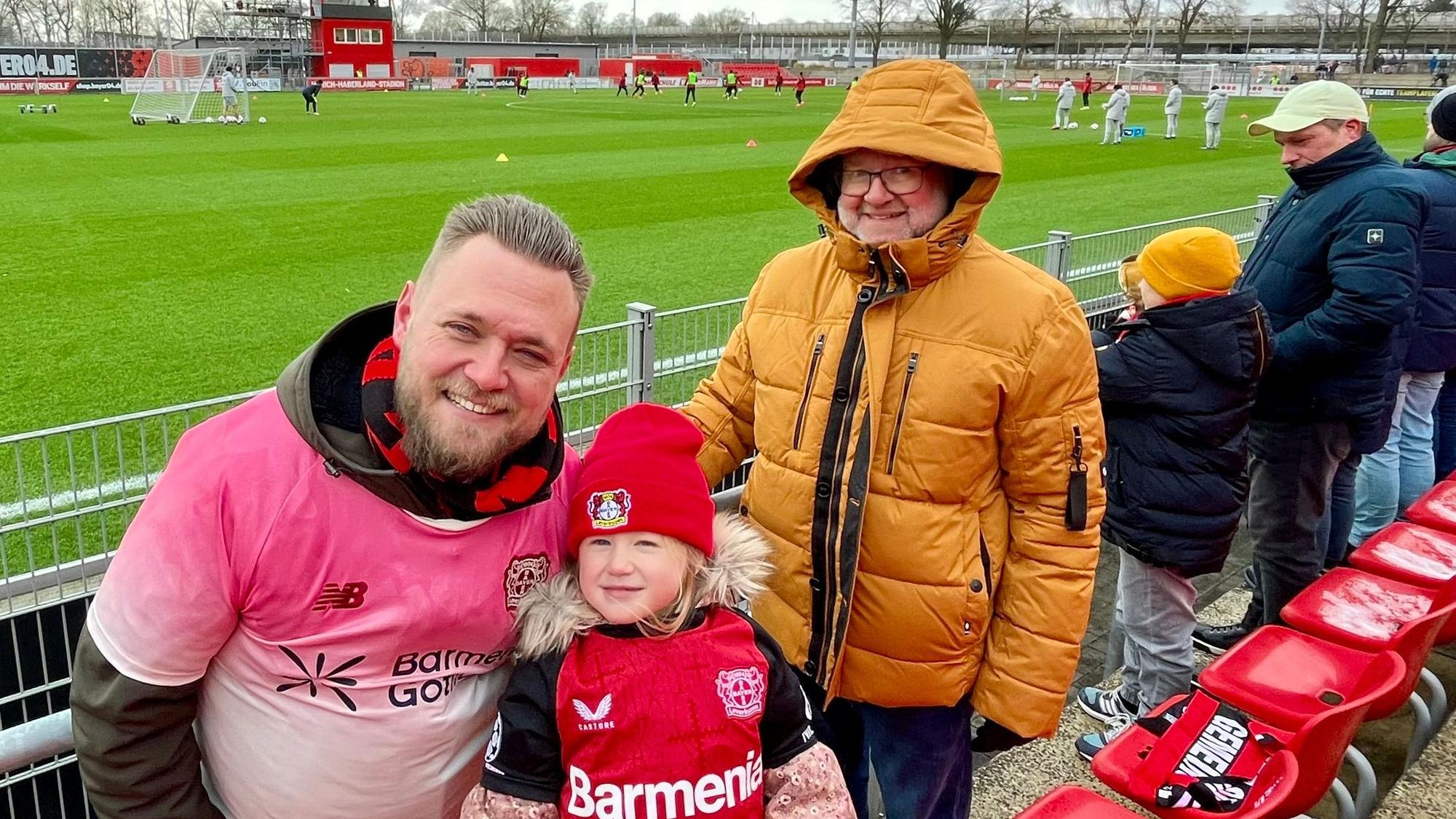 Fans beim öffentlichen Training von Bayer 04.