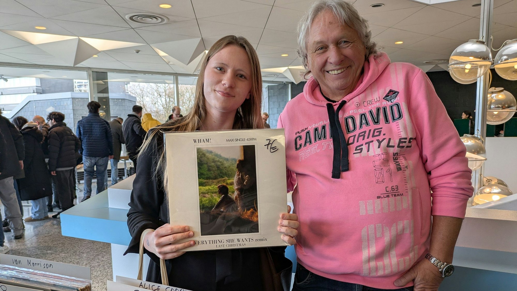 Helene aus Köln hat am Stand von Gerhard Korte eine Platte mit einem ihrer Lieblingssongs gefunden.
