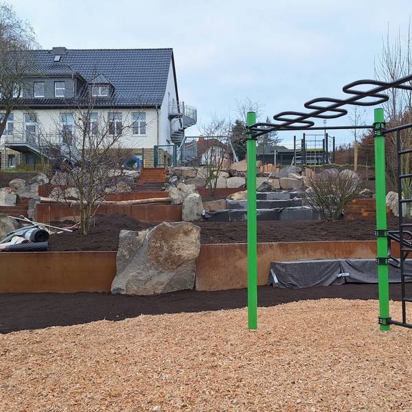 Das Foto zeigt den Generationengarten und ein Klettergerüst in Blankenheim-Ripsdorf.