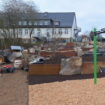 Das Foto zeigt den Generationengarten und ein Klettergerüst in Blankenheim-Ripsdorf.