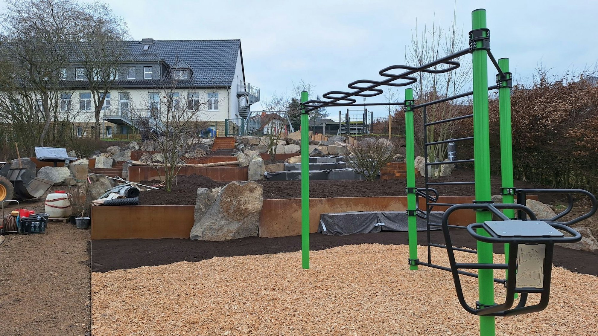 Das Foto zeigt den Generationengarten und ein Klettergerüst in Blankenheim-Ripsdorf.