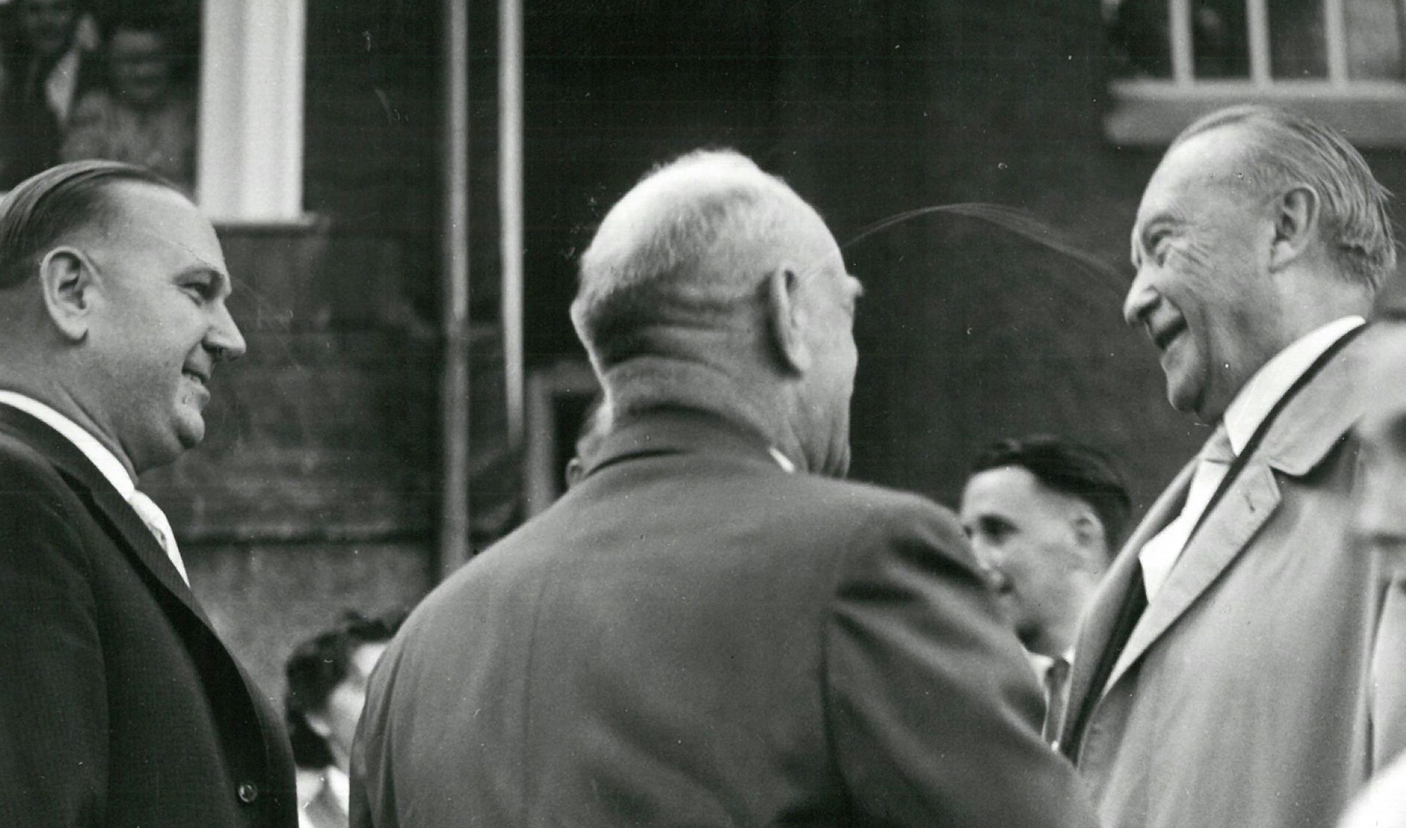 Die Aufnahme von 1957 zeigt Konrad Adenauer (rechts), wie er in Gummersbach von Oberkreisdirektor Friedrich-Wilhelm Goldenbogen (links) empfangen wird.