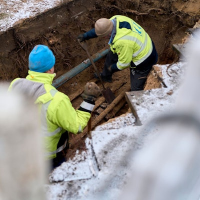Mit Ersatzleitungen konnten einige Haushalte wieder ans Stromnetz angeschlossen werden, rund 35.000 müssen aber wohl bis Donnerstag Geduld haben.
