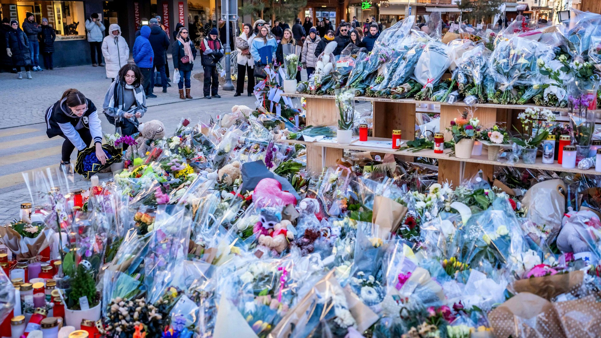Am 4. Januar 2026 versammelten sich Menschen in Crans-Montana an einer improvisierten Gedenkstätte in der Nähe der Bar „Le Constellation“, um den Opfern des verheerenden Brandes zu gedenken, der die Bar in dem luxuriösen Skiort in den Alpen am Silvesterabend heimgesucht hatte.