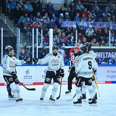 Die Mannschaft der Koelner Haie jubelt - Dresdner Eisloewen vs. Koelner Haie, 1. Eishockey Bundesliga Herren, Spielzeit 2025/2026, 04.01.2026 Dresdner Eisloewen vs. Koelner Haie, 1. Eishockey Bundesliga Herren, Spielzeit 2025/2026, 04.01.2026 Dresden *** The Koelner Haie team cheers Dresdner Eisloewen vs Koelner Haie, 1 Eishockey Bundesliga Herren, Spielzeit 2025 2026, 04 01 2026 Dresdner Eisloewen vs Koelner Haie, 1 Eishockey Bundesliga Herren, Spielzeit 2025 2026, 04 01 2026 Dresden Copyright: xEibner-Pressefoto/xHoepnerx EP_PHR
