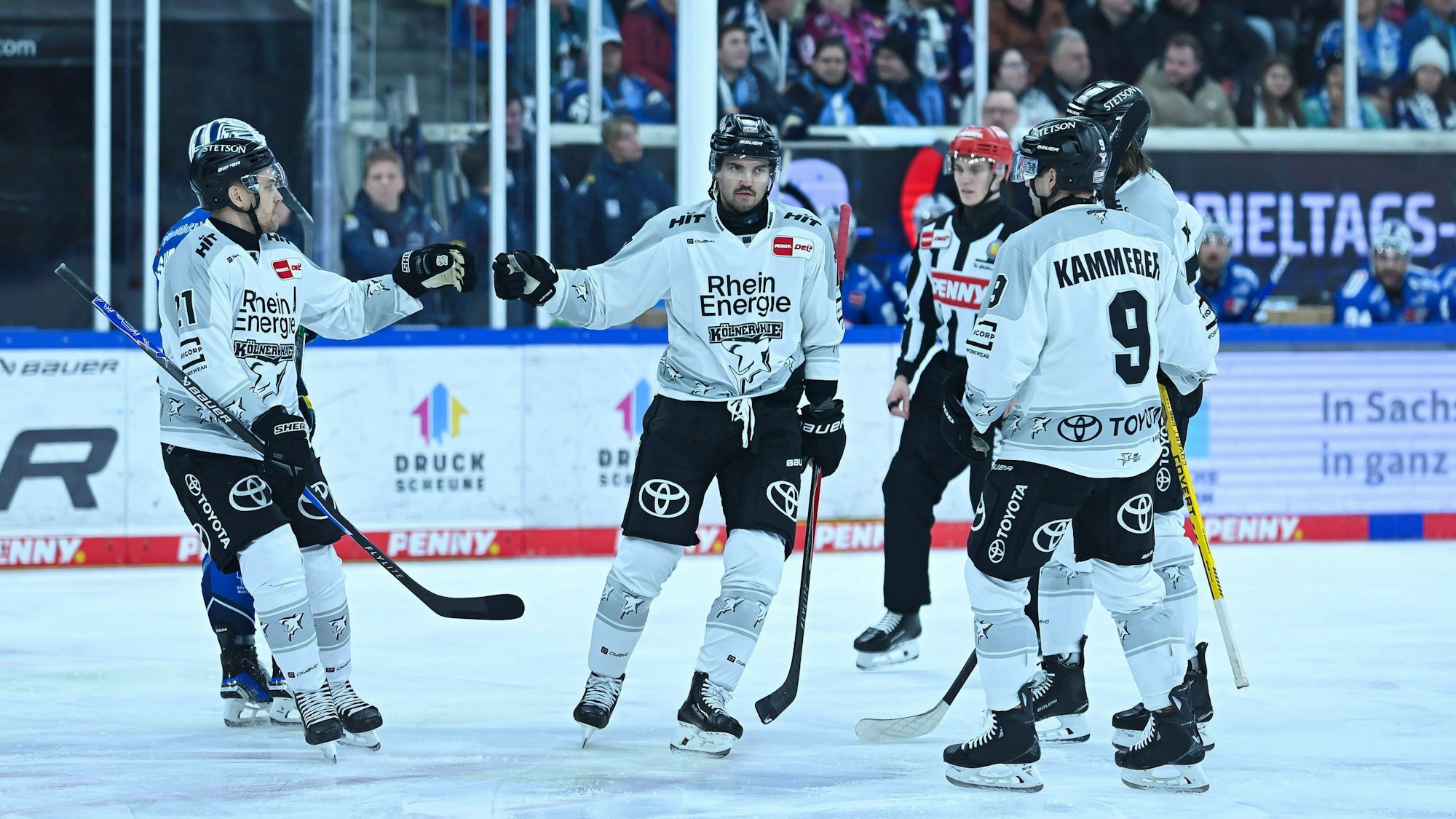 Die Mannschaft der Koelner Haie jubelt - Dresdner Eisloewen vs. Koelner Haie, 1. Eishockey Bundesliga Herren, Spielzeit 2025/2026, 04.01.2026 Dresdner Eisloewen vs. Koelner Haie, 1. Eishockey Bundesliga Herren, Spielzeit 2025/2026, 04.01.2026 Dresden *** The Koelner Haie team cheers Dresdner Eisloewen vs Koelner Haie, 1 Eishockey Bundesliga Herren, Spielzeit 2025 2026, 04 01 2026 Dresdner Eisloewen vs Koelner Haie, 1 Eishockey Bundesliga Herren, Spielzeit 2025 2026, 04 01 2026 Dresden Copyright: xEibner-Pressefoto/xHoepnerx EP_PHR