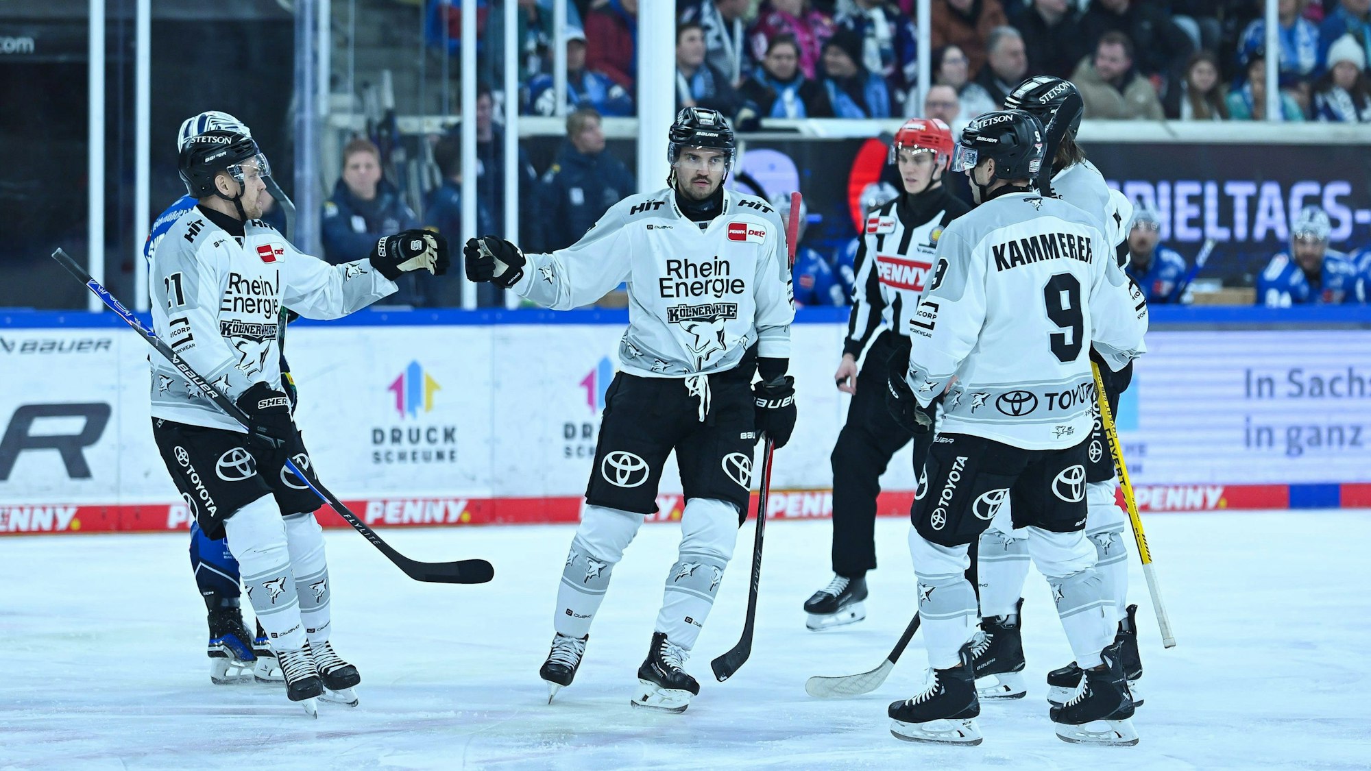Die Mannschaft der Koelner Haie jubelt - Dresdner Eisloewen vs. Koelner Haie, 1. Eishockey Bundesliga Herren, Spielzeit 2025/2026, 04.01.2026 Dresdner Eisloewen vs. Koelner Haie, 1. Eishockey Bundesliga Herren, Spielzeit 2025/2026, 04.01.2026 Dresden *** The Koelner Haie team cheers Dresdner Eisloewen vs Koelner Haie, 1 Eishockey Bundesliga Herren, Spielzeit 2025 2026, 04 01 2026 Dresdner Eisloewen vs Koelner Haie, 1 Eishockey Bundesliga Herren, Spielzeit 2025 2026, 04 01 2026 Dresden Copyright: xEibner-Pressefoto/xHoepnerx EP_PHR