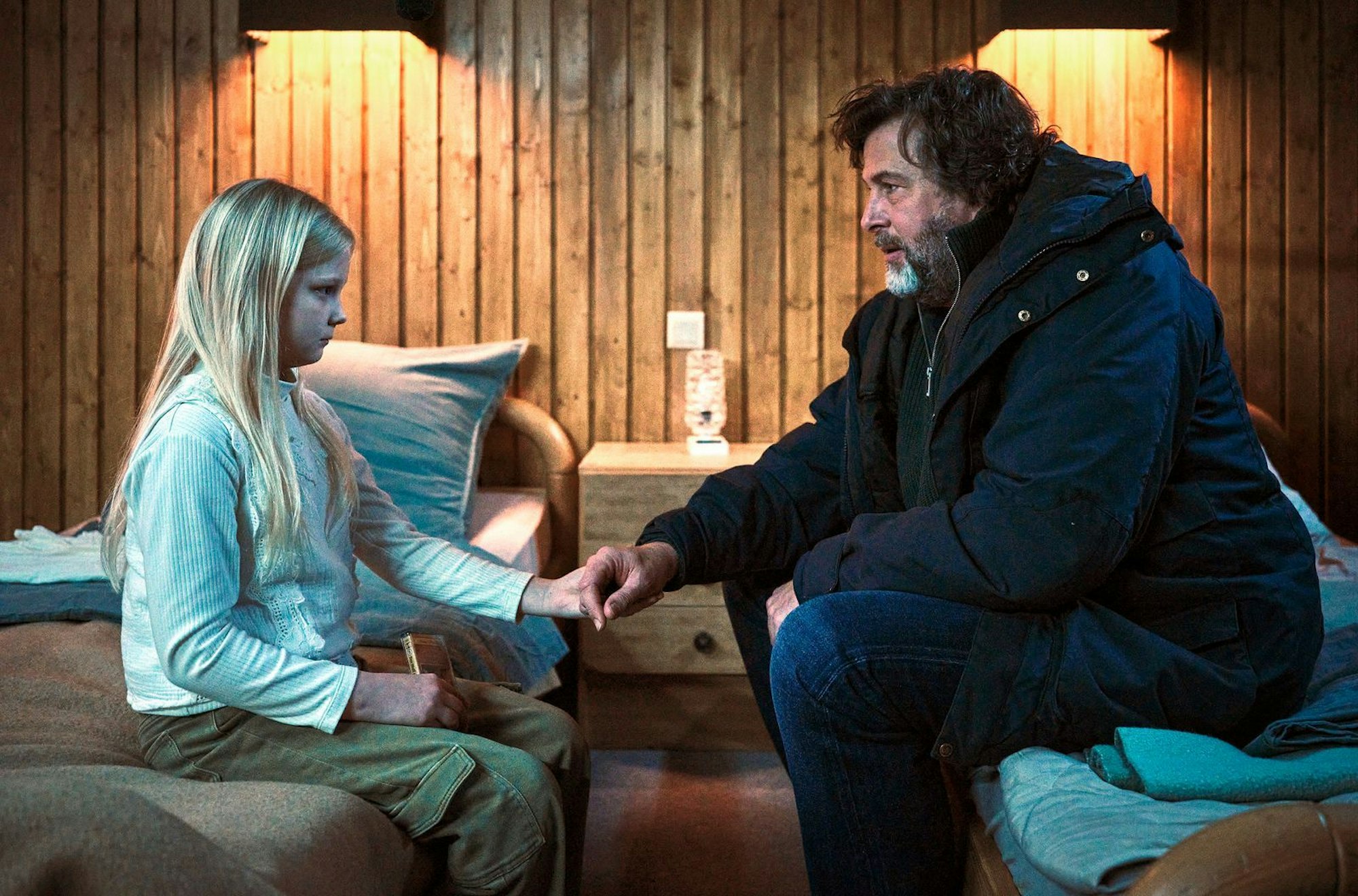 Im „Tatort: Das jüngste Geißlein“ fasst Eliza (Hanna Heckt), die kaum spricht und alleine in einem einsamen Haus gefunden wurde, Vertrauen zu Kommissar Friedemann Berg (Hans-Jochen Wagner). (Bild: SWR/Benoît Linder)