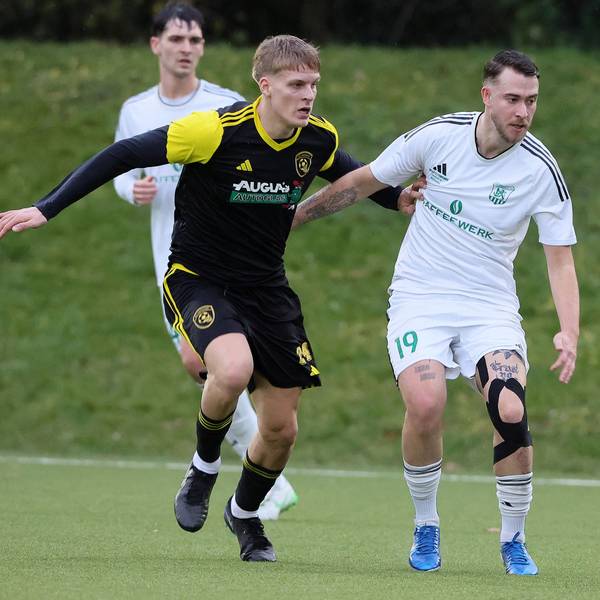 Das Foto zeigt einen Lechenicher Fußballer und einen Horremer, beide blicken dem Ball hinterher.