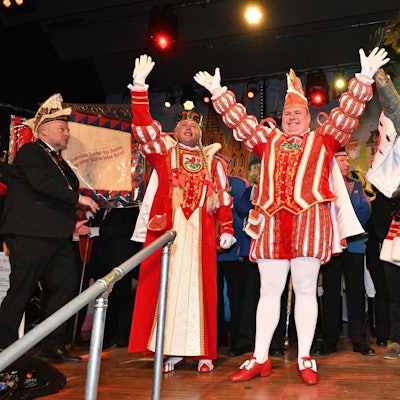Print, Bauer und Jungfrau stehen nebeneinander auf der Bühne und reißen die Hände hoch.