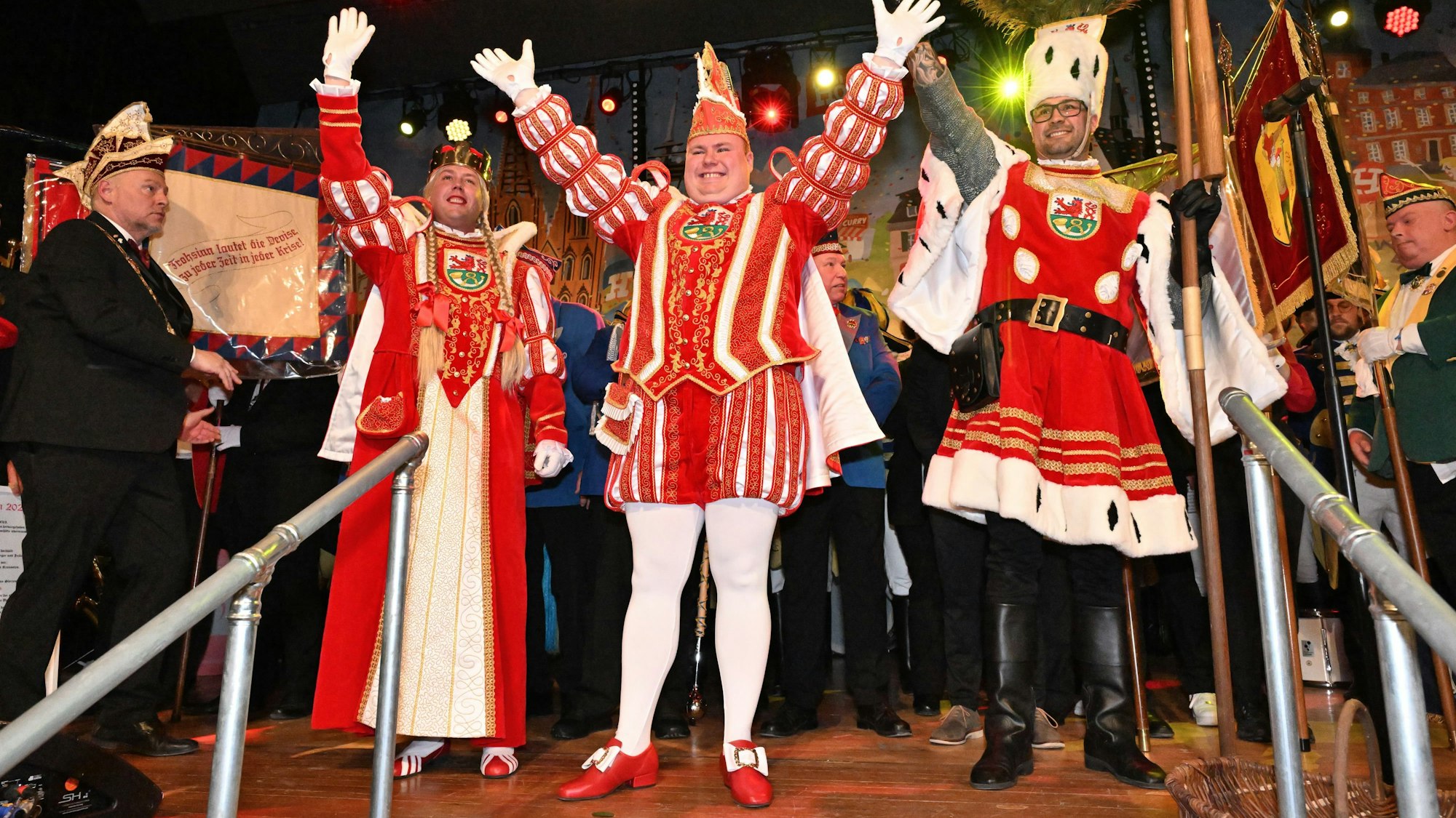 Print, Bauer und Jungfrau stehen nebeneinander auf der Bühne und reißen die Hände hoch.