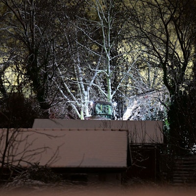 Der Brand an einer Kabelbrücke hat bei Tausenden Haushalten den Strom ausfallen lassen.