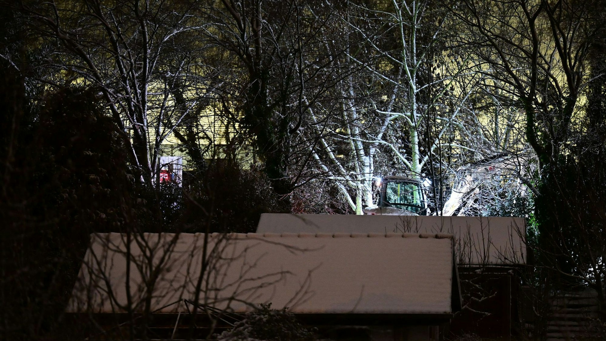 Der Brand an einer Kabelbrücke hat bei Tausenden Haushalten den Strom ausfallen lassen.