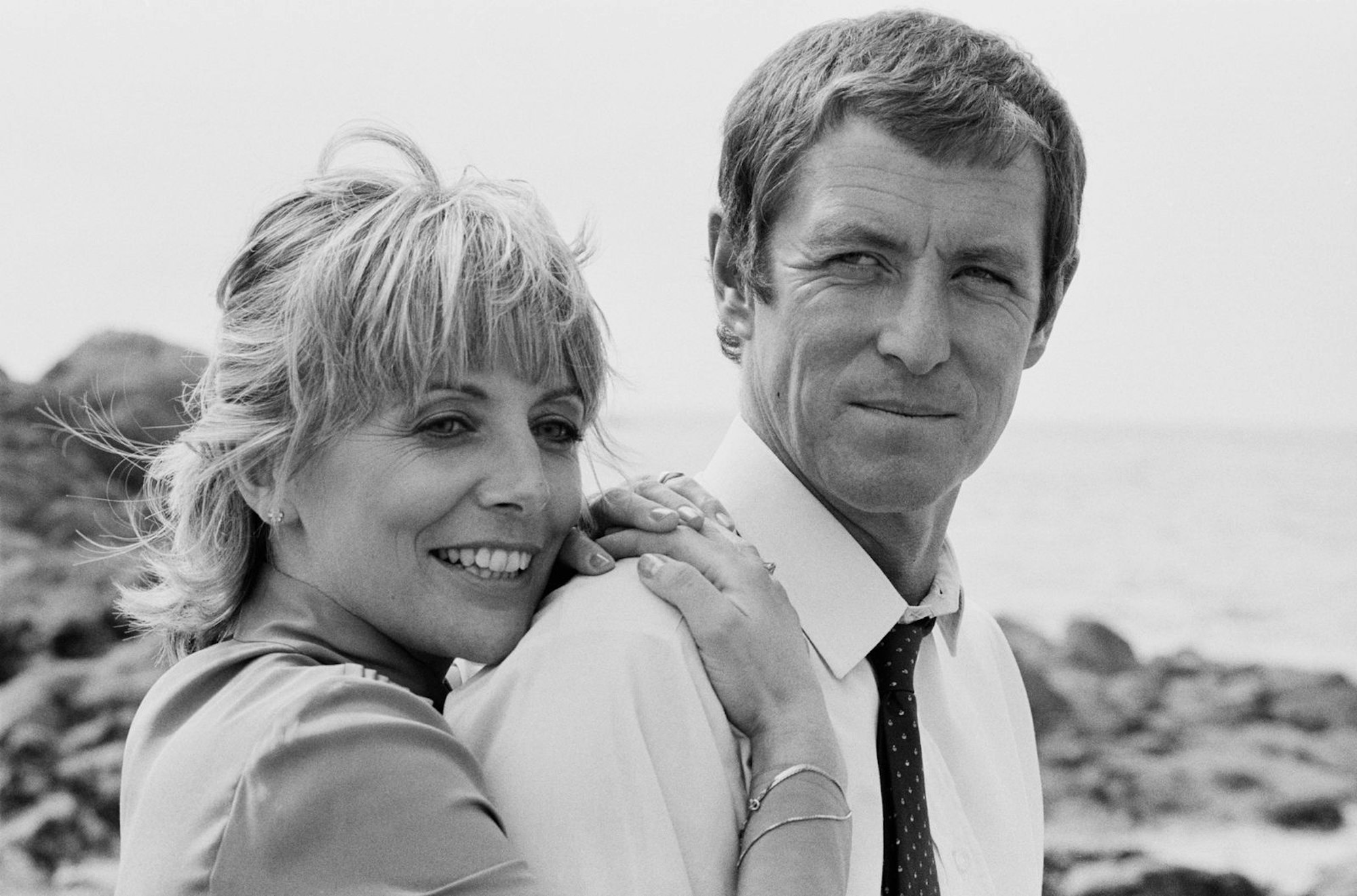 In den 80er-Jahren war John Nettles (Bild, mit Deborah Grant) dank der Krimiserie „Jim Bergerac ermittelt“ ein echter Publikumsliebling und Frauenschwarm. (Bild: P. Shirley/Daily Express/Hulton Archive/Getty Images)