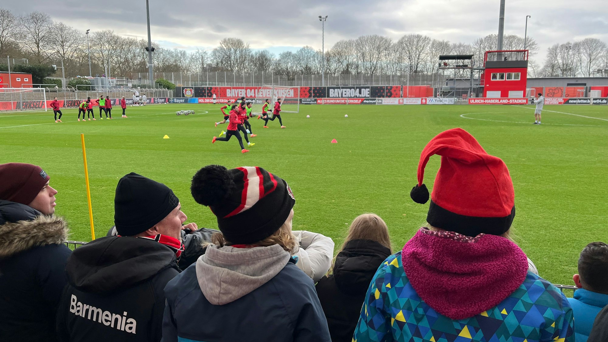 Kleine Fans beobachten die Laufeinheiten der Profis.