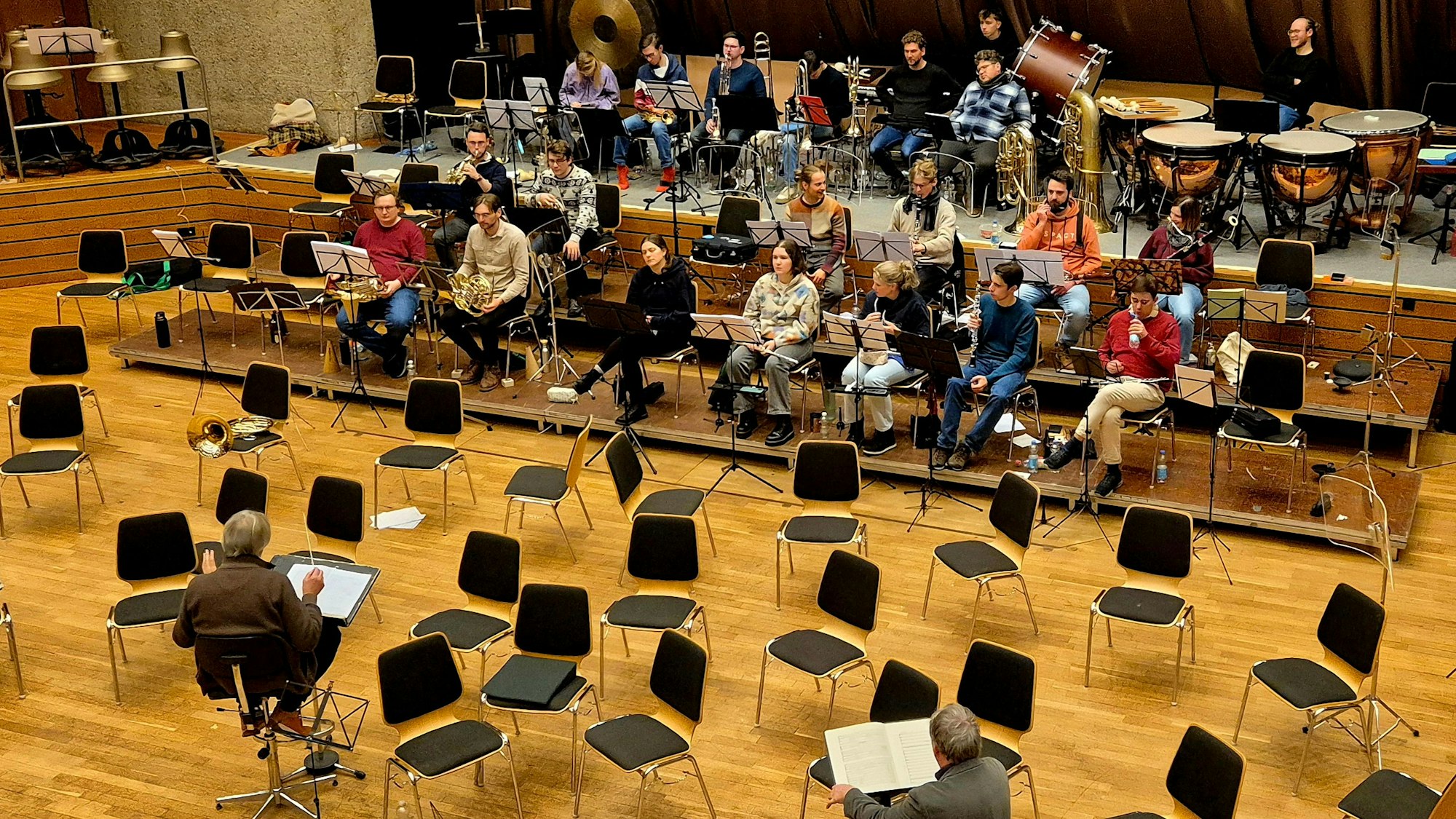 Das Foto zeigt die Bläserabteilung des jungen Orchesters während den Proben im Kulturzentrum Lindlar.