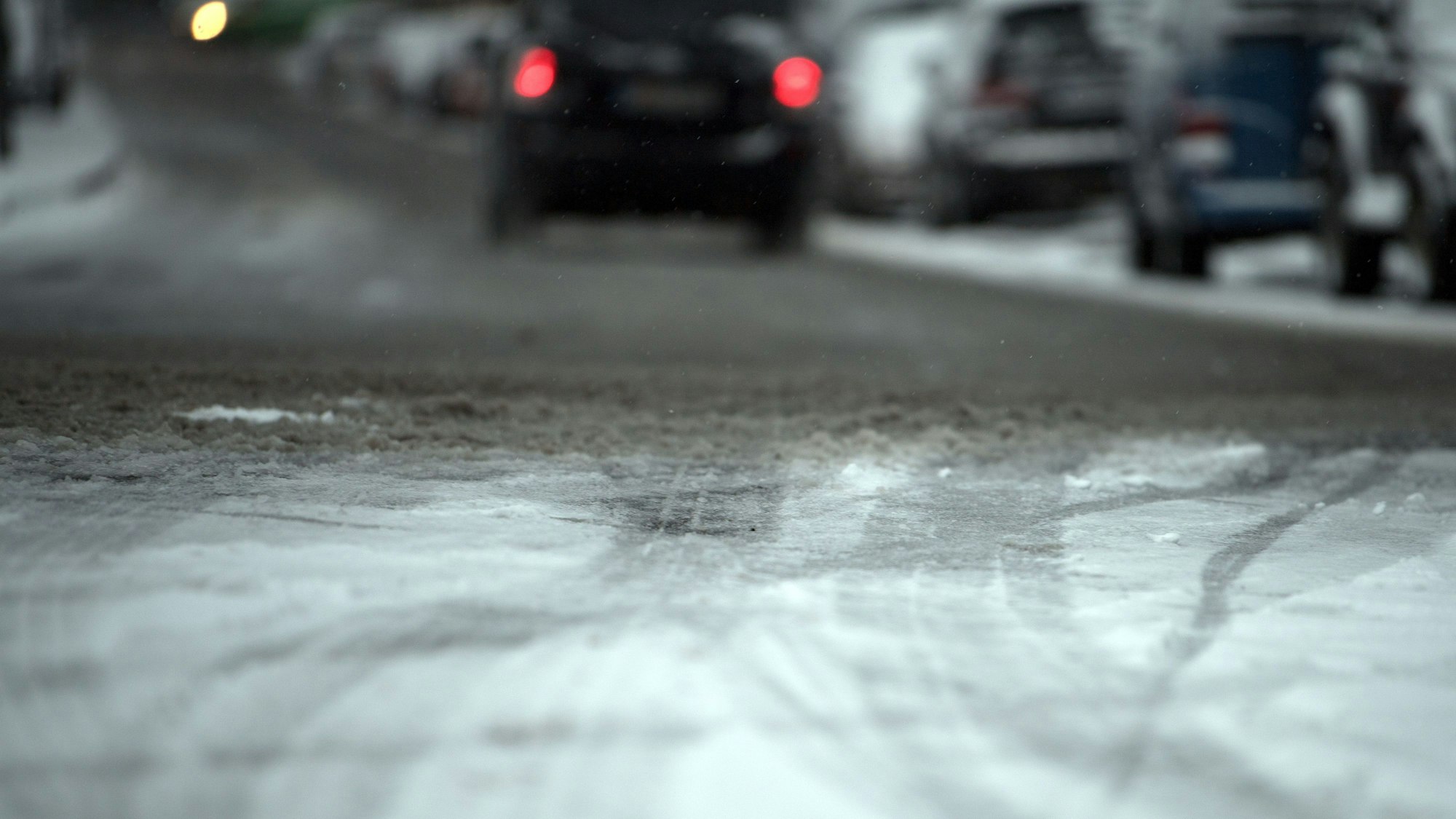 Autos fahren über vereiste Straßen. Die Polizei in Nordrhein-Westfalen hat in einigen Landesteilen vor glatten Straßen gewarnt.