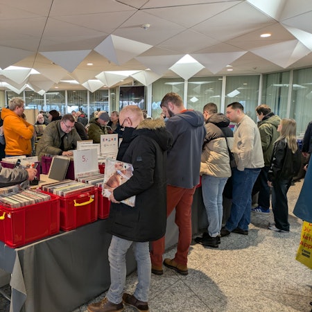 Viel Betrieb herrscht am Sonntag auf der Schallplattenbörse im Forum.
