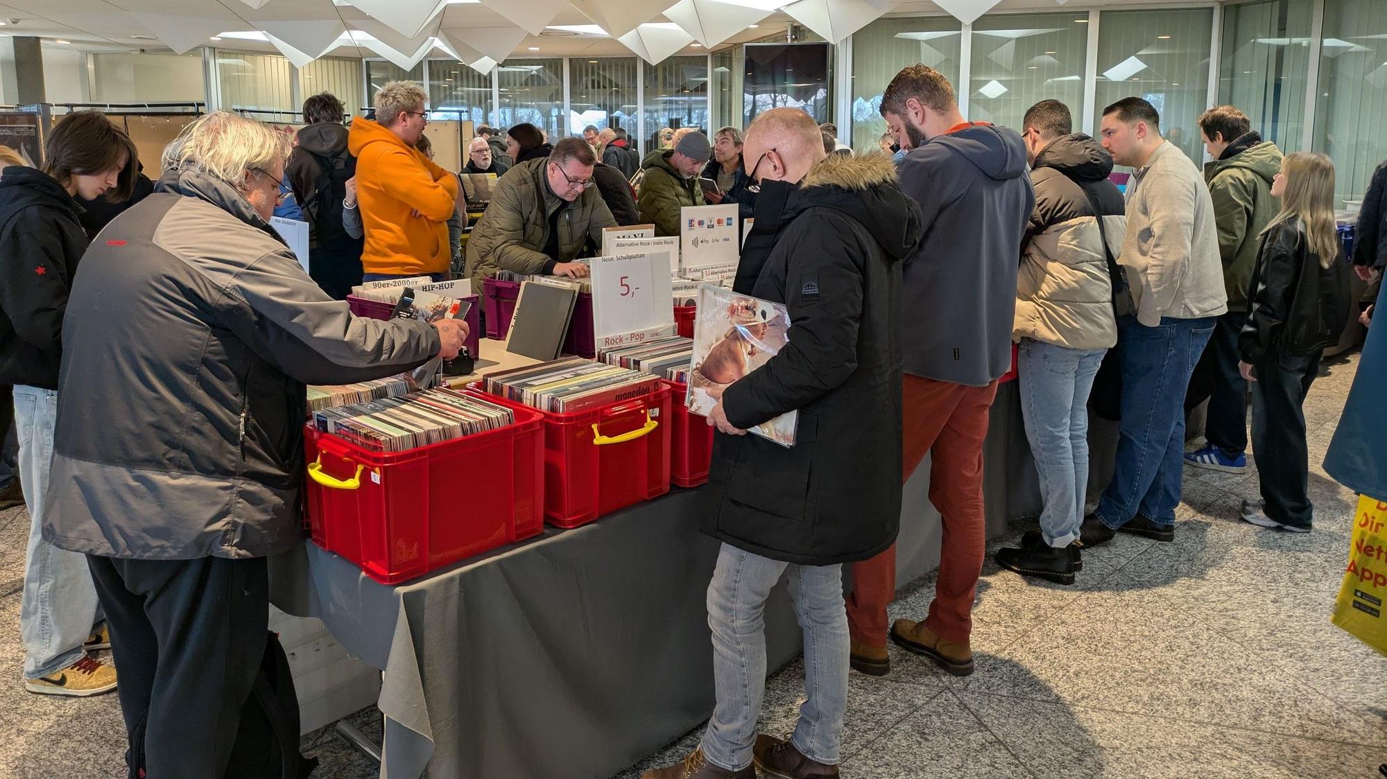 Viel Betrieb herrscht am Sonntag auf der Schallplattenbörse im Forum.