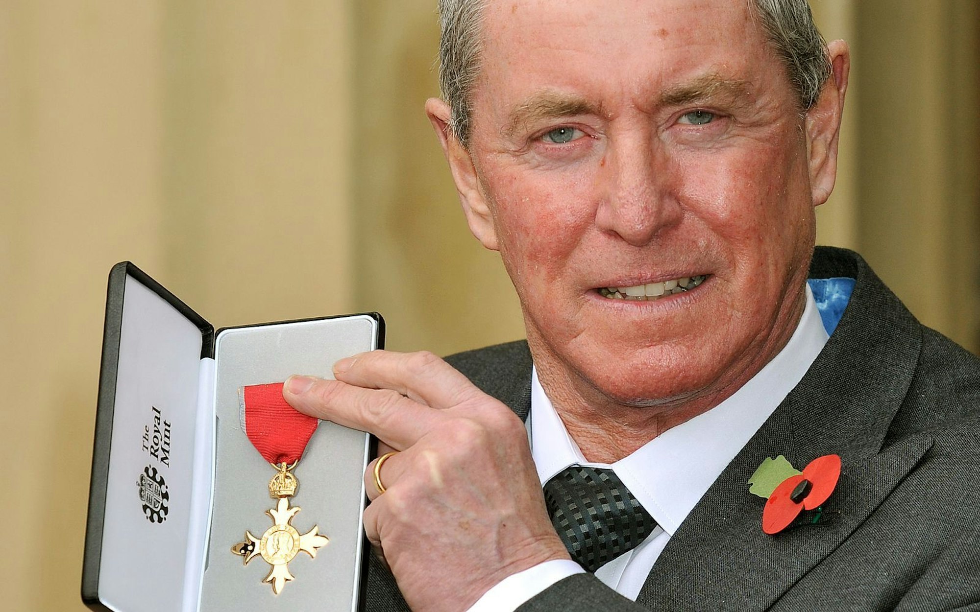 2010 bekam John Nettles von Queen Elizabeth II. den Verdienstorden „Order of the British Empire“ verliehen. (Bild: John Stillwell - WPA Pool/Getty Images)