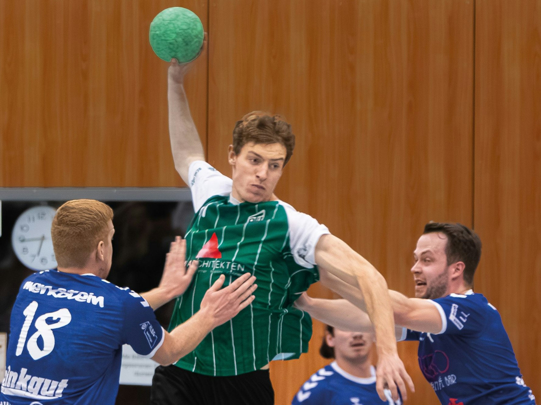 Das Foto zeigt einen Handballer des Brühler TV, der seine Gegenspieler überspringt und zum Wurf ansetzt.