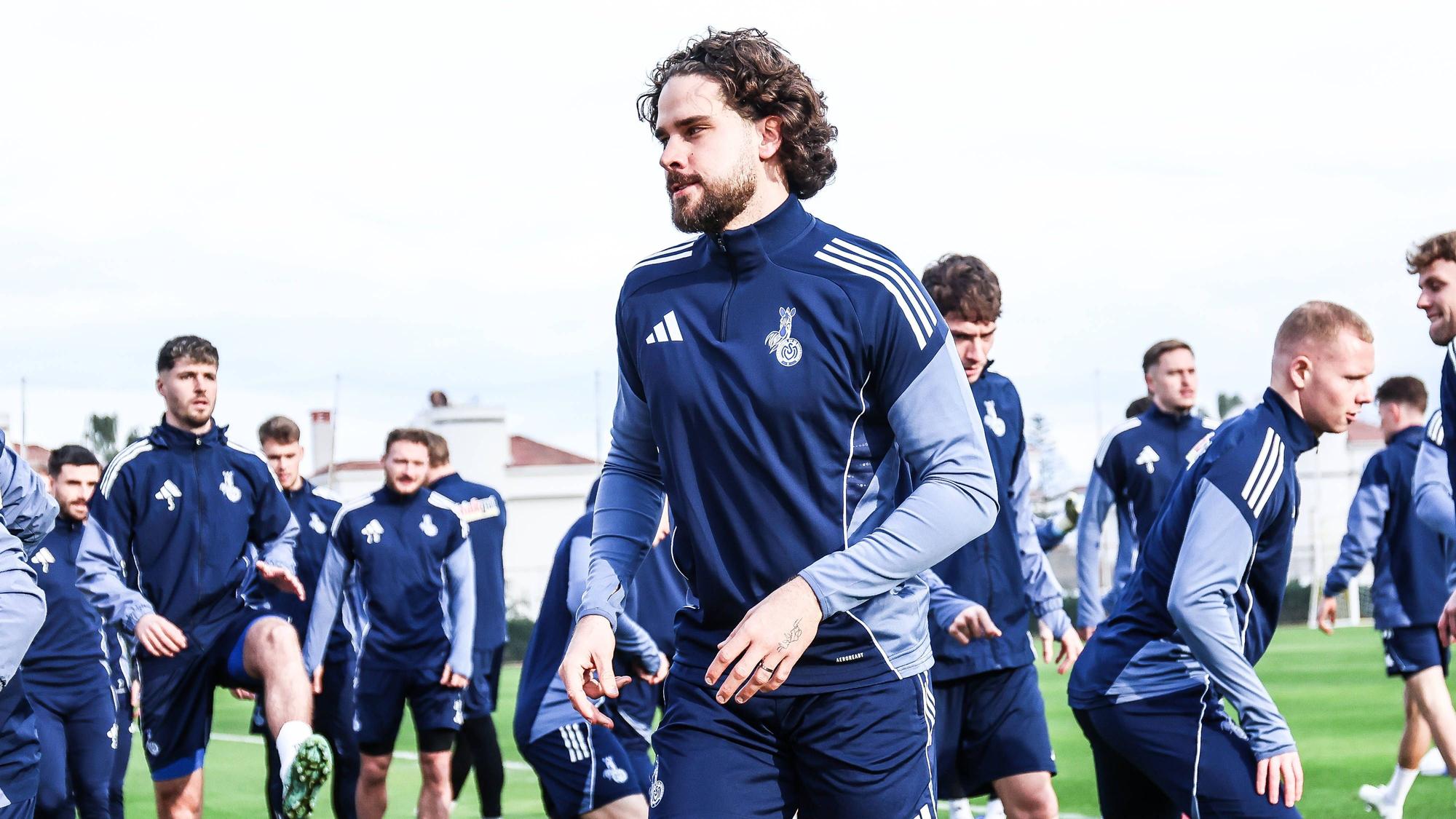 Fussball, 3.Liga Saison 2025/2026 Training MSV Duisburg Trainingslager MSV Duisburg 04.01.2026, Titanic Deluxe Golf Belek Lex Tyger Lobinger MSV Duisburg, 45 Belek Titanic Deluxe Golf Belek Türkei *** Sports, Football, 3 League Season 2025 2026 Training MSV Duisburg Training Camp MSV Duisburg 04 01 2026, Titanic Deluxe Golf Belek Lex Tyger Lobinger MSV Duisburg, 45 Belek Titanic Deluxe Golf Belek Turkey