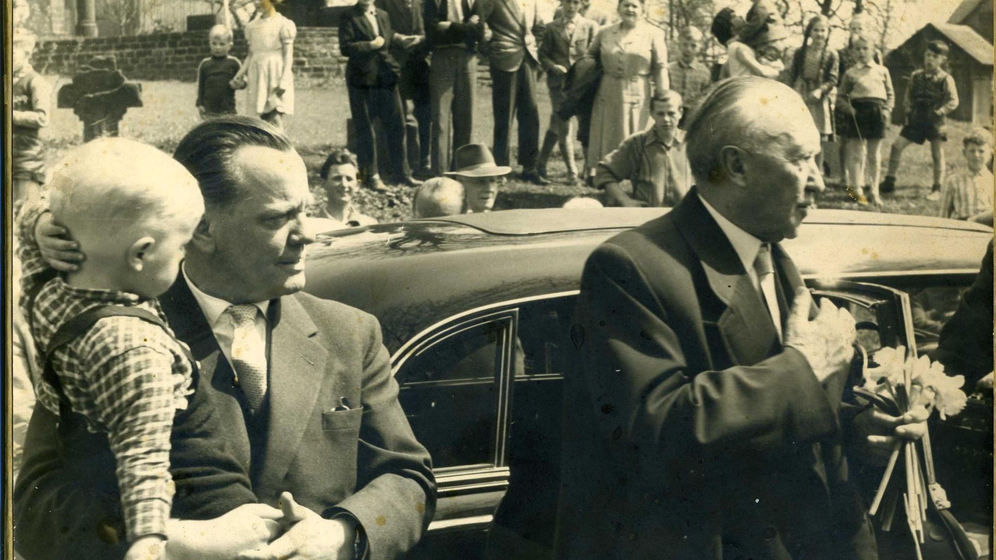 Dieses Foto entstand bei der Kundgebung in Wipperfürth, Bundeskanzler Konrad Adenauer (rechts) mit dem Bundestagsabgeordneten Paul Lücke
