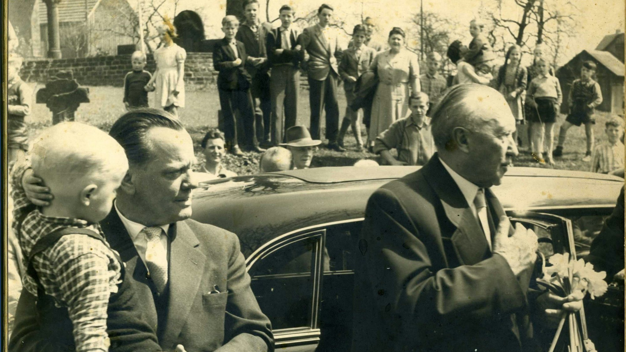 Bundeskanzler Konrad Adenauer und Bundeswohnungsbauminister Paul Lücke 1958 in Wipperfürth.