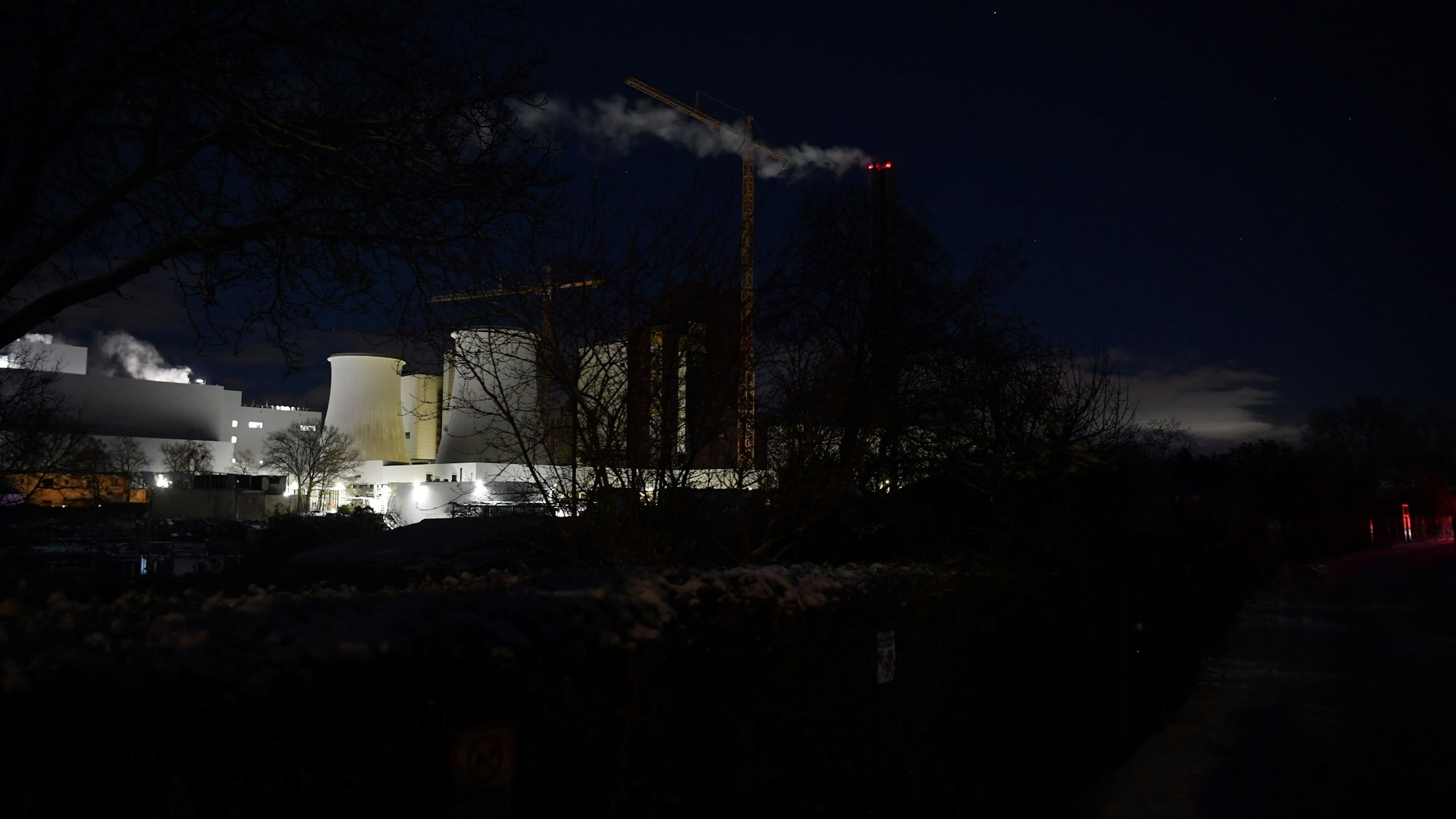 Das Kraftwerk in Lichterfelde ist nach dem Stromausfall im Südwesten Berlins zu sehen. Nach dem großflächigen Stromausfall haben viele Haushalte im Südwesten Berlins die erste Nacht in Kälte und Dunkelheit verbracht