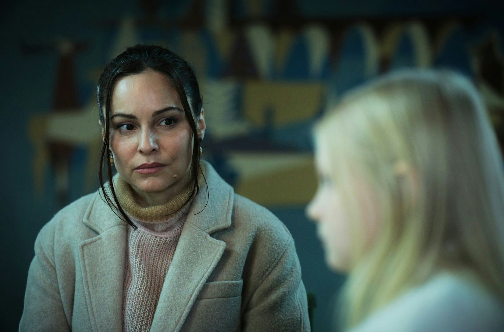 Kinderpsychologin Dr. Kaltenstein (Mina Tander, links) kennt Eliza (Hanna Heckt) schon länger und will sie vor äußeren Einflüssen beschützen. (Bild: SWR/Benoît Linder)