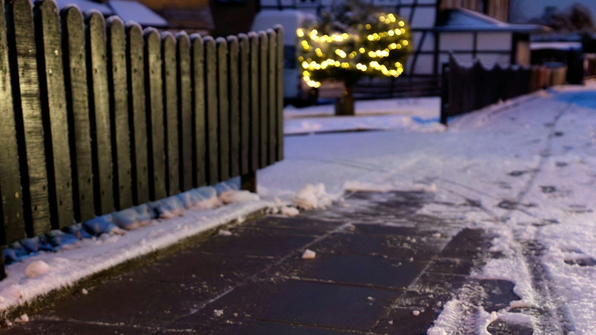 Ein freigeschaufelter Weg ohne schädliches Streusalz in Leverkusen