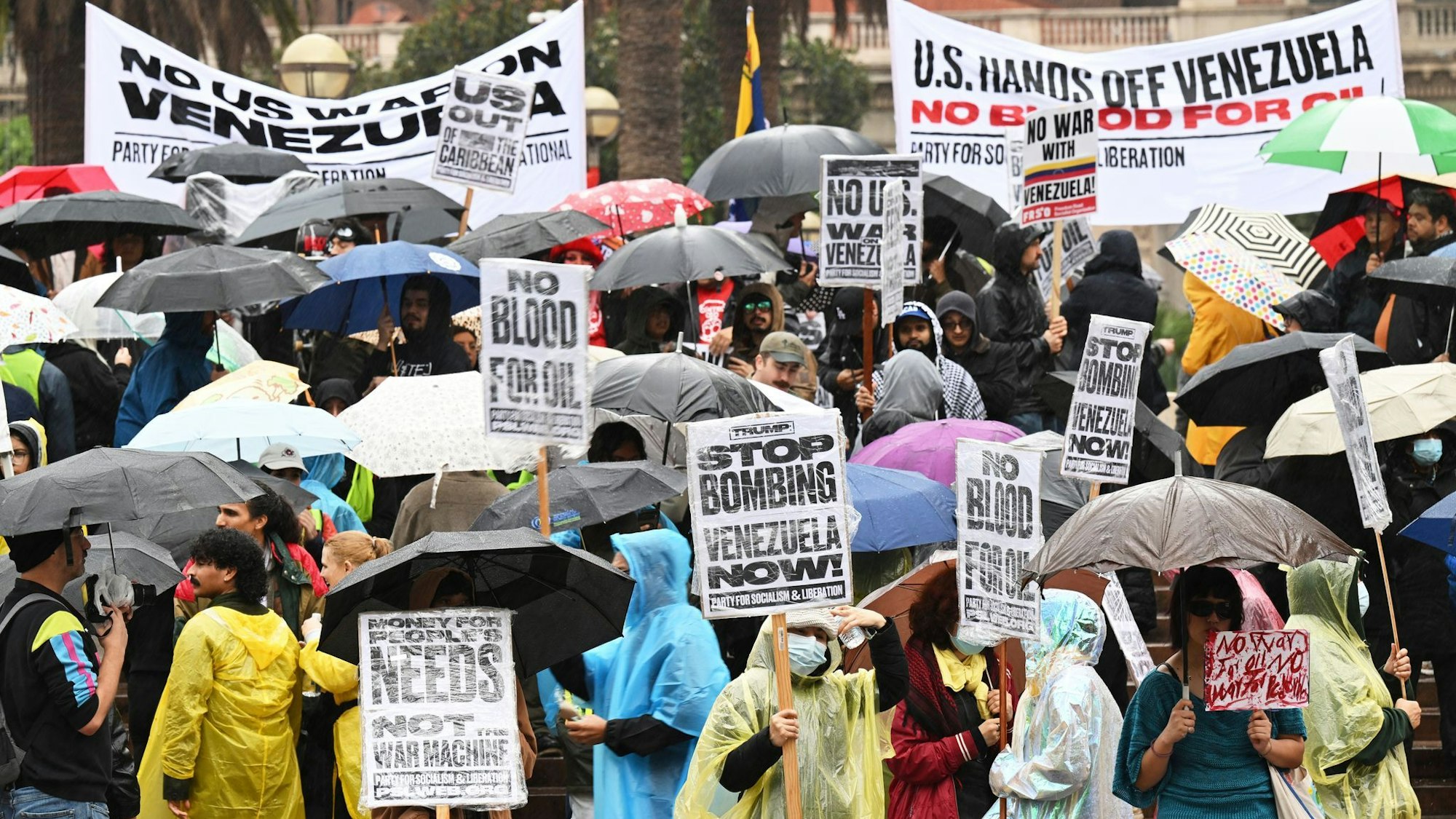 Demonstranten in den USA verurteilen den US-Angriff auf Venezuela.
