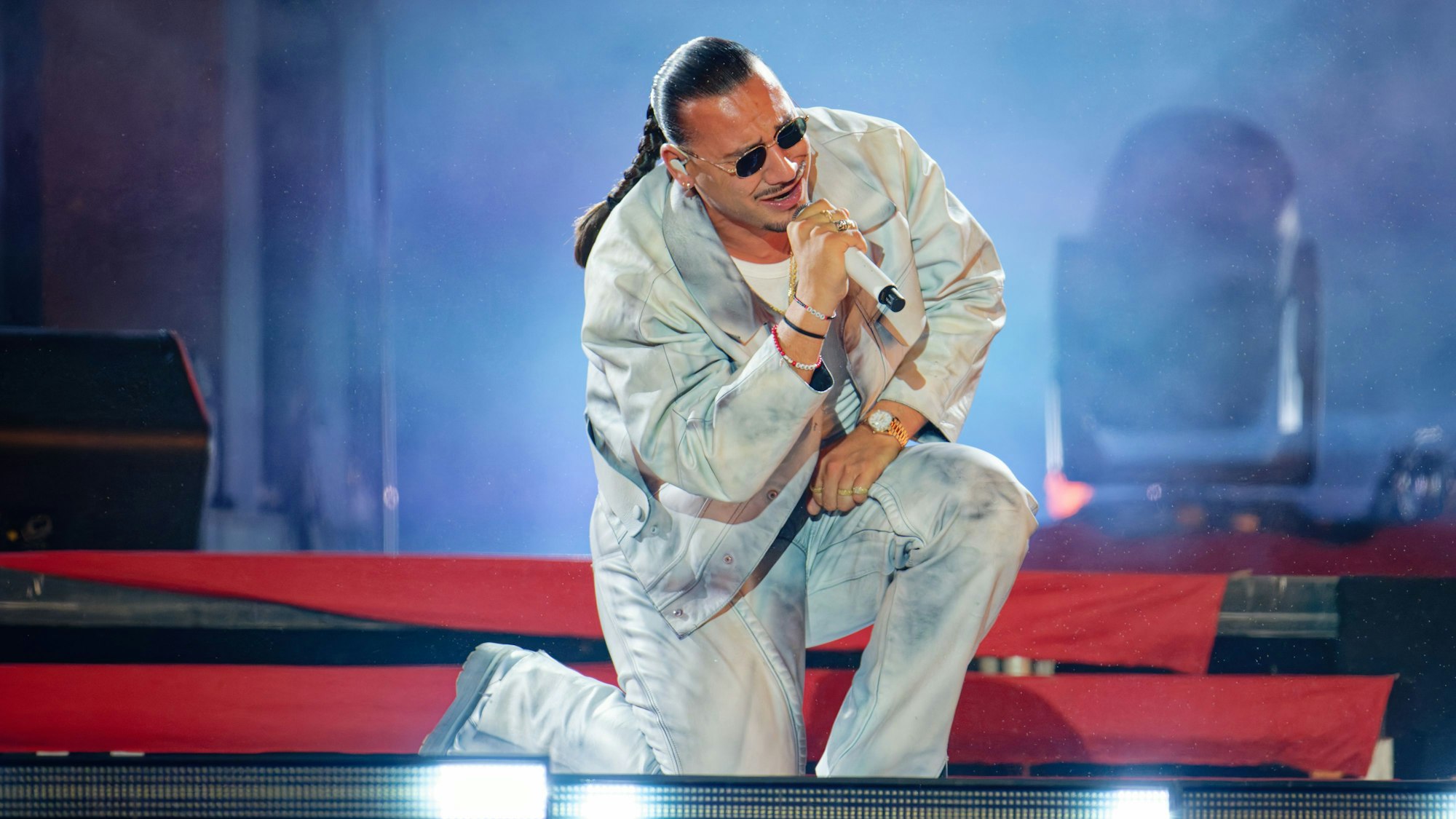 Gleich fünf Mal in Folge macht der Rapper Apache 207 bei seiner Arena-Tour Halt in Köln.