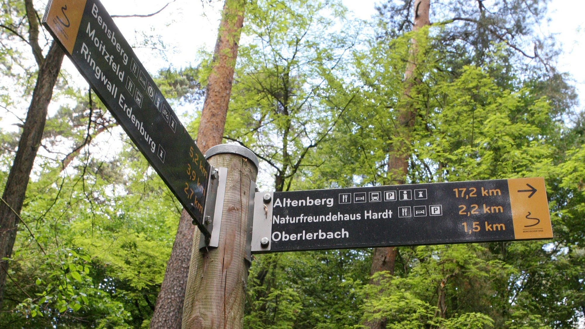 Schilder weisen Wanderern den Weg.