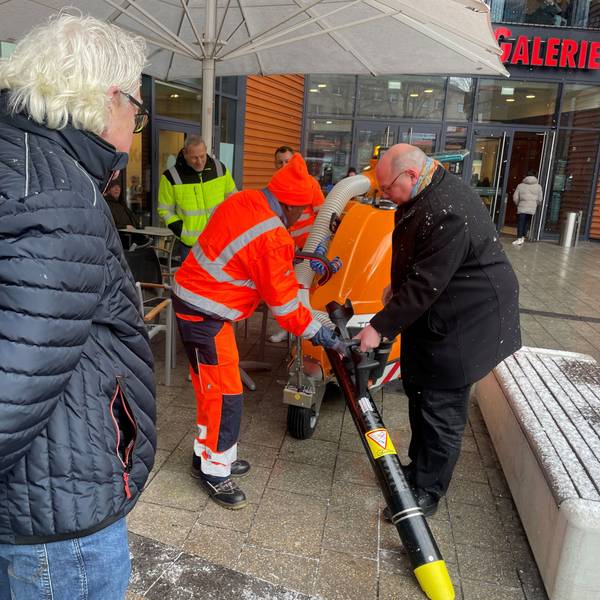 Stefan Hebbel wird bei der Nutzung des neuen „Glutton“ eingewiesen.