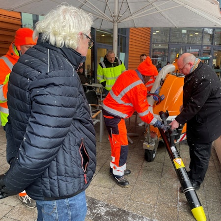 Stefan Hebbel wird bei der Nutzung des neuen „Glutton“ eingewiesen.
