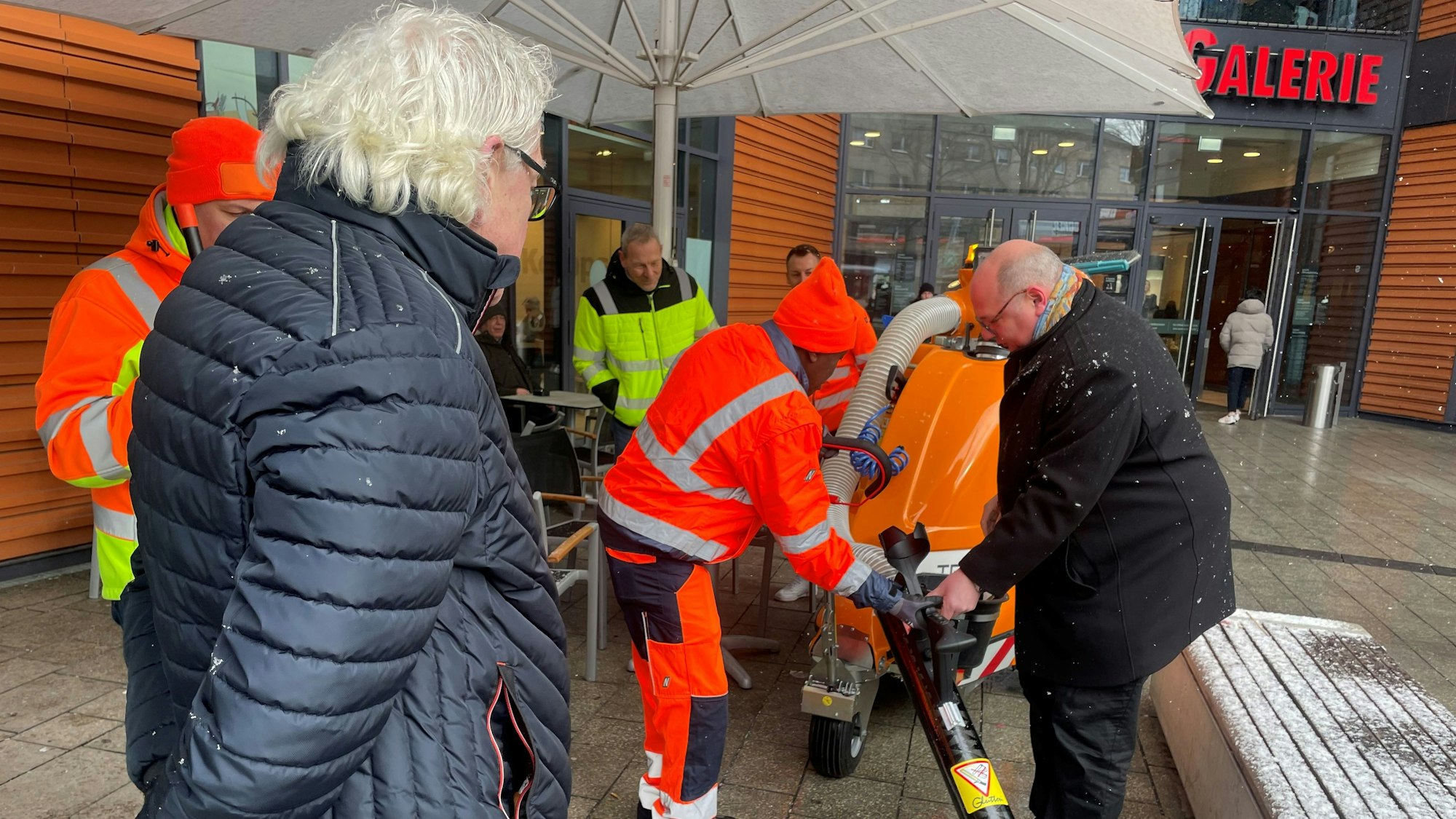 Stefan Hebbel wird bei der Nutzung des neuen „Glutton“ eingewiesen.